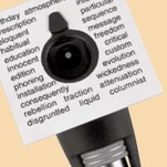 Retinoskop - wygodne mocowanie karty diagnostycznej na urządzeniu dzięki wbudowanemu uchwytowi.
